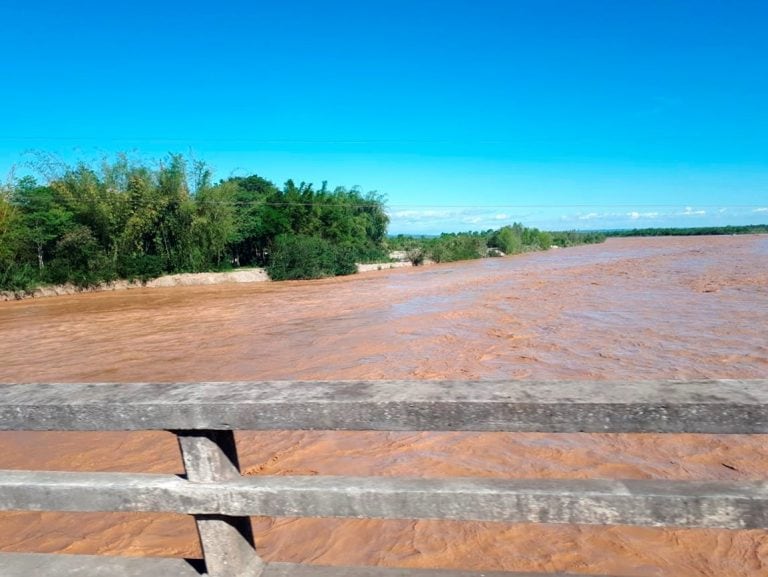 Crecida del Río Bermejo este domingo por la tarde. (Gendarmería Nacional)