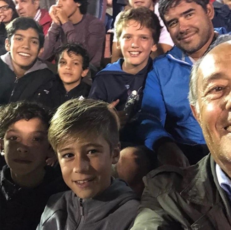 Adolfo Rodríguez Saá junto a hijos, nietos y amigos en Uruguay.