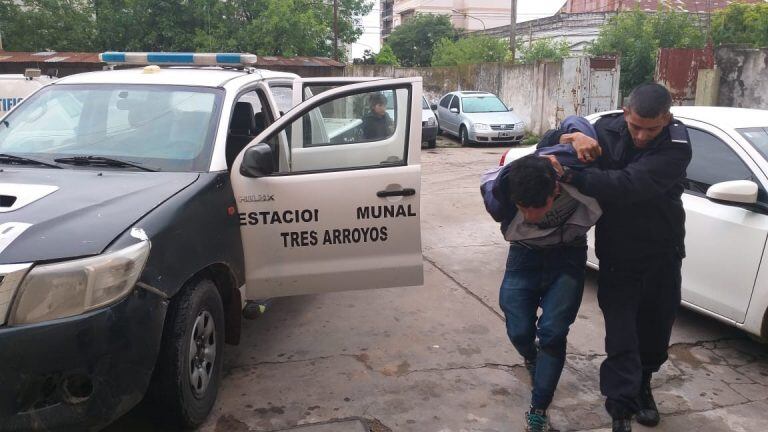 Detenido por agredir a efectivos policiales (prensa policía)