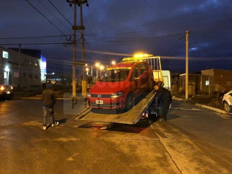 Un taxi cayó por una boca de tormenta (Foto:Resumen Policial)