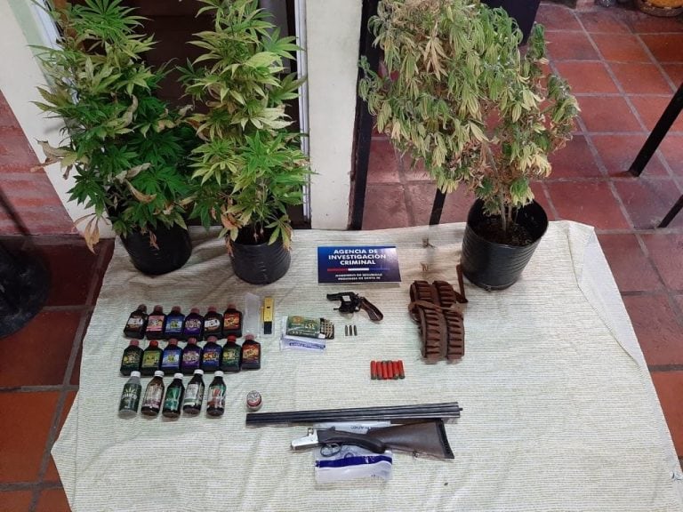 Los uniformados encontraron plantas de marihuana, un revólver Magnum 357 y una escopeta calibre 16. (Radio EME)