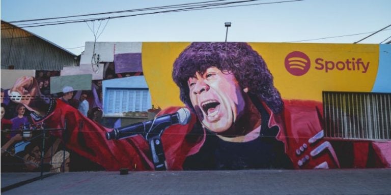 El mural de Spotify dedicado a La Mona Jiménez en el Sargento Cabral.