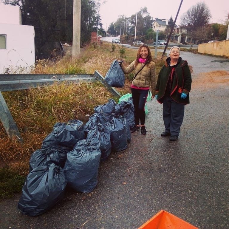 Las vecinas voluntarias María Alegre y Gra Amaya. (Foto: gentileza H. Yaniselli).