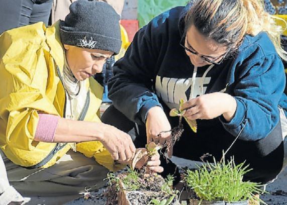 Equipos de Manos de Mujer, un proyecto conjunto del GCBA y la ONG Amartya que busca transformar los barrios a través del empoderamiento de grupos de vecinas. (CIMECO)