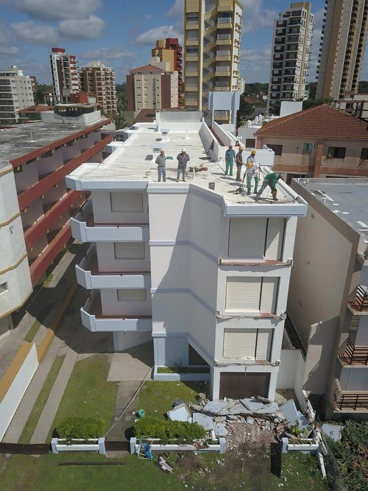 Se derrumbaron tres balcones en un edificio de Villa Gesell (Web)