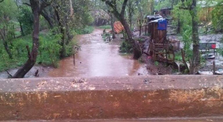 Los arroyos se encuentran al punto del desborde en Jardín América. (Fuente: El Territorio).