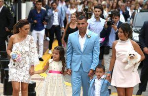 BAS10. BUENOS AIRES (ARGENTINA). 22/12/2016 (EFE).- El futbolista del equipo argentino Boca Juniors Carlos Tévez (3d) posa para las fotógrafos junto a Vanesa Mansilla (i), tras contraer matrimonio en una ceremonia civil, y sus hijos Florencia (d), Katie (