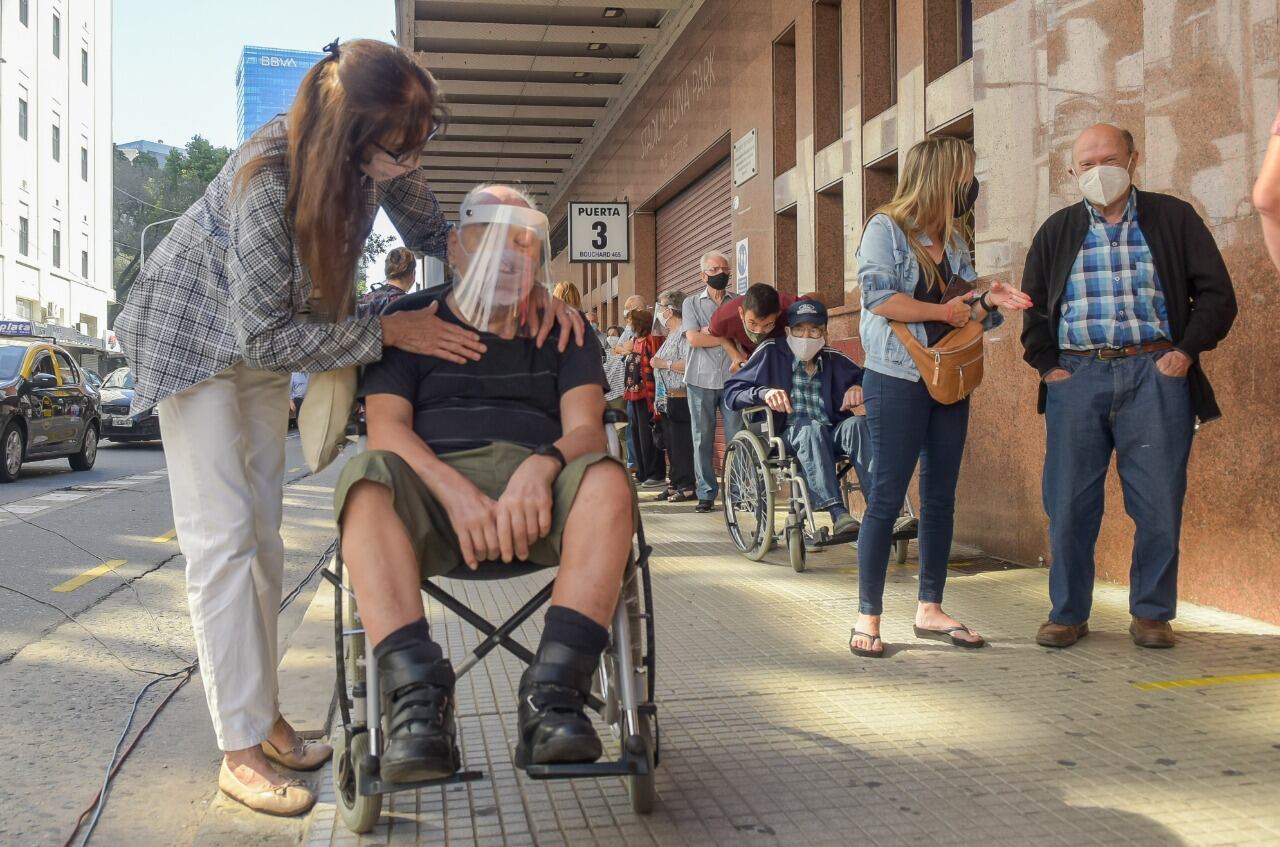 Mayores de 80 años realizan largas filas en el Luna Park, nuevo centro de vacunación contra el Covid-19 en la Ciudad. (Clarín)