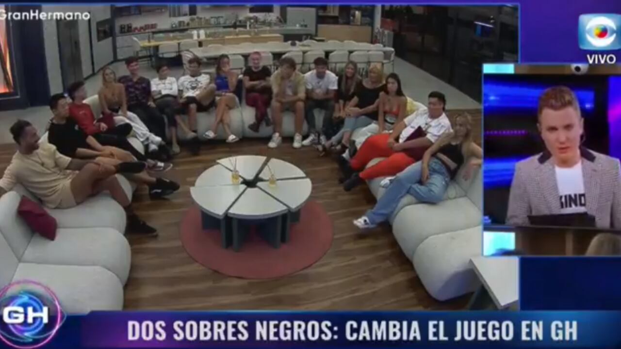 El contenido de los sobres negros sorprendió a los participantes.