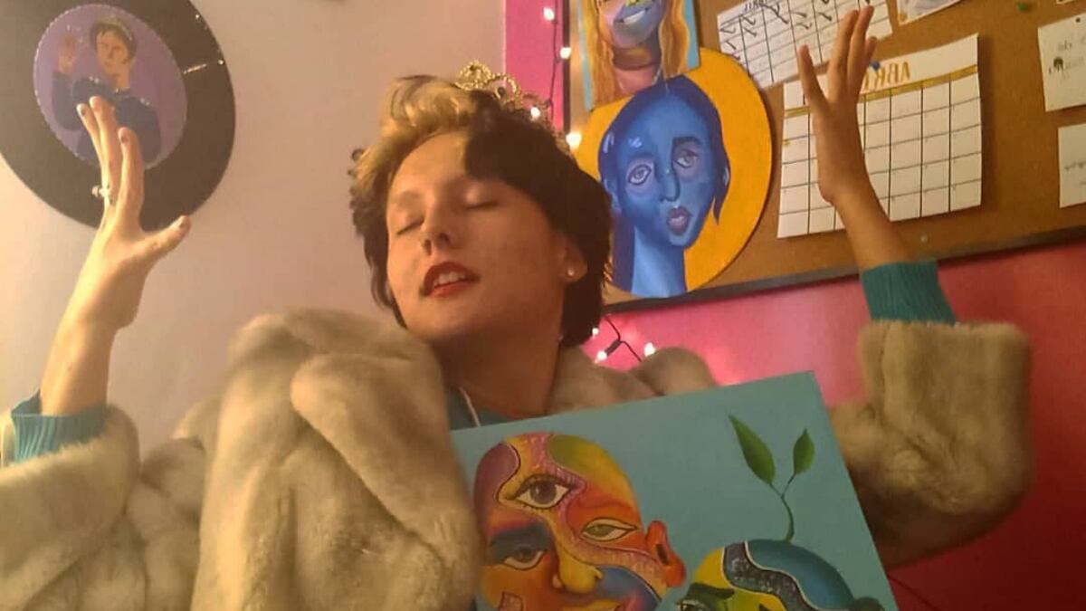 Una mendocina recicla discos de vinilo para transformarlos en pinturas de retratos