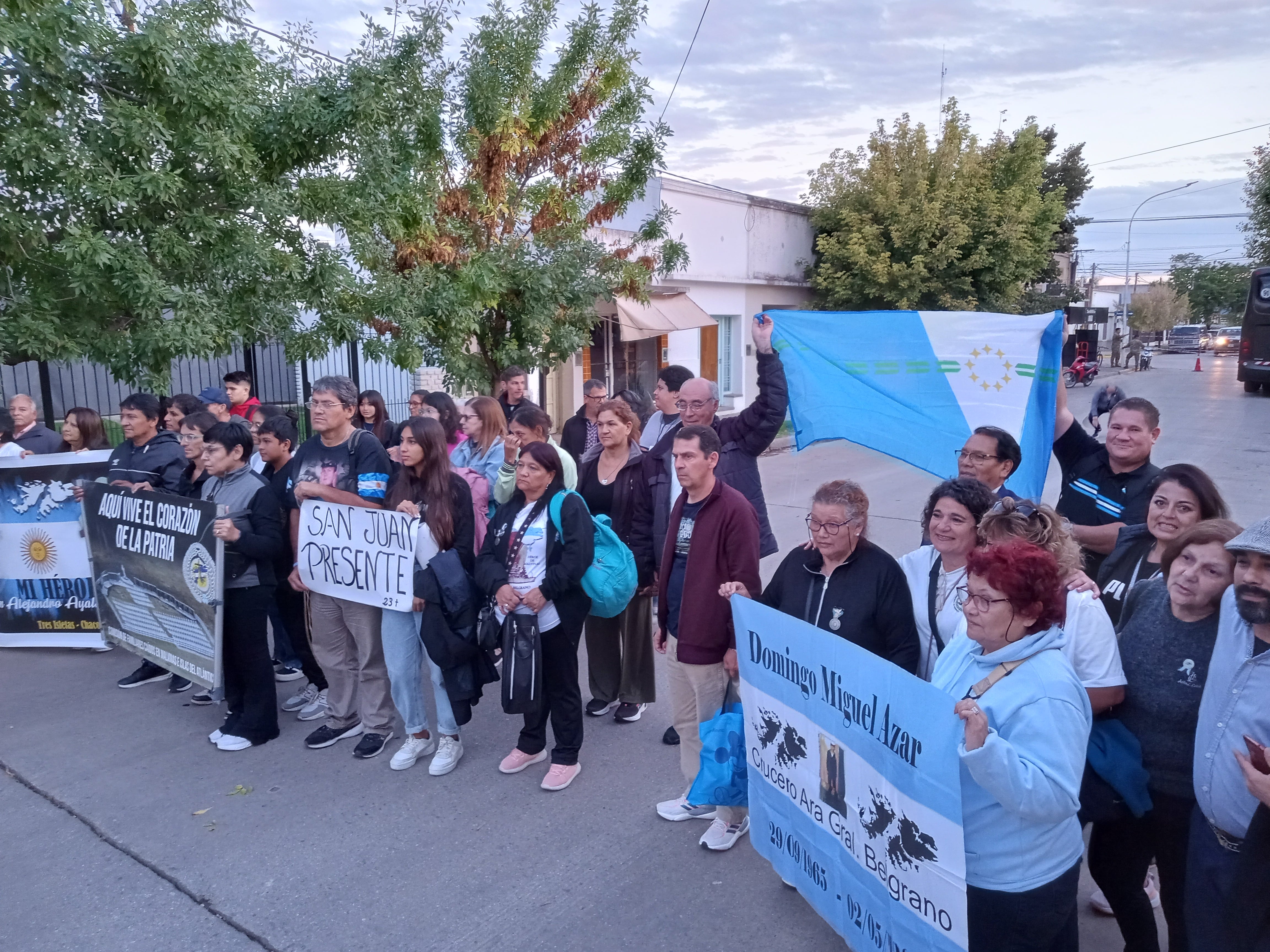 Familiares de caídos en en Malvinas, llegando a la tradicional vigilia de San Andrés de Giles.