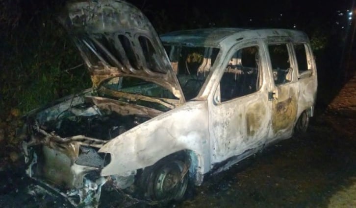 Hallan automóvil incinerado en San Vicente.