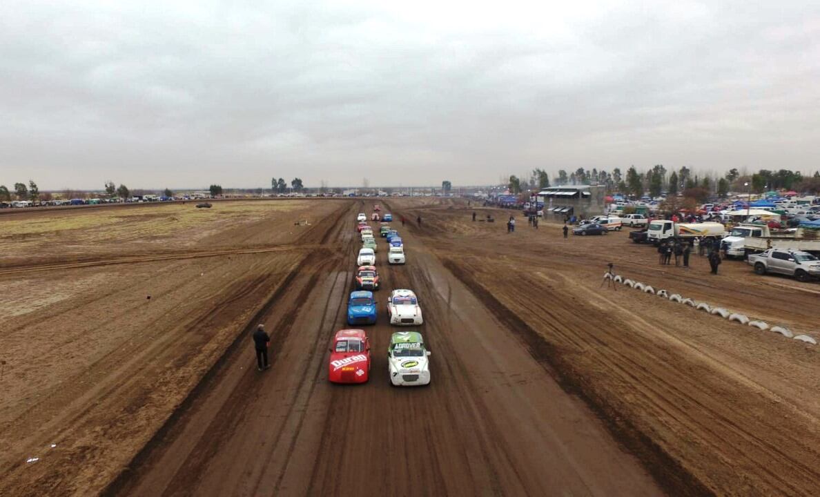 Alrededor de 100 pilotos participaron de una nueva fecha de las categorías tradicionales en el autódromo de General Alvear.