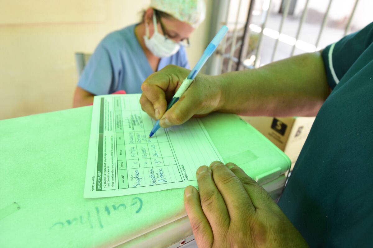 Quienes hayan recibido Sinopharm como primero y segunda dosis deberan recibir una tercer dosis de diferente marca y una cuarta dosis de refuerzo.  
Foto: Mariana Villa / Los Andes