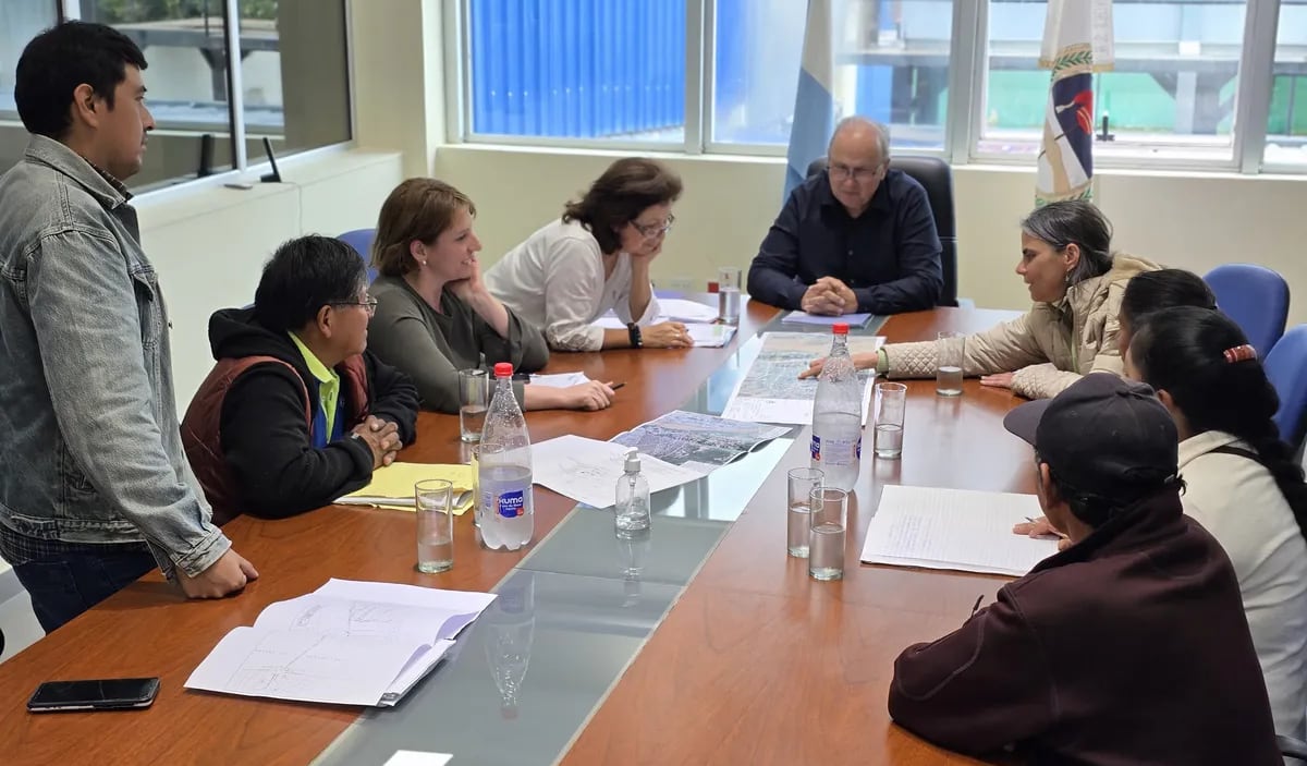 El presidente de Agua Potable de Jujuy, Juan Carlos García, recibió a vecinos de Humahuaca para informales los avances en el estudio de futuras obras.