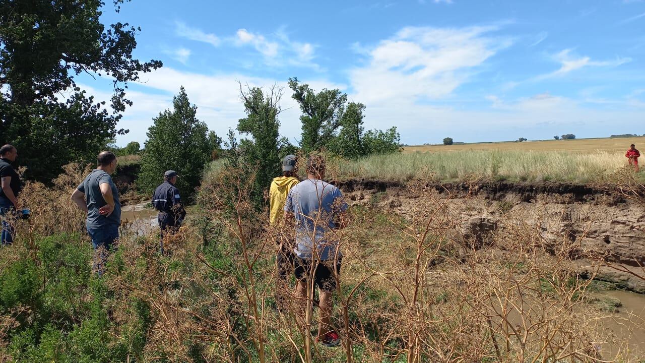 continúa la búsqueda de un menor que cayó en el arroyo