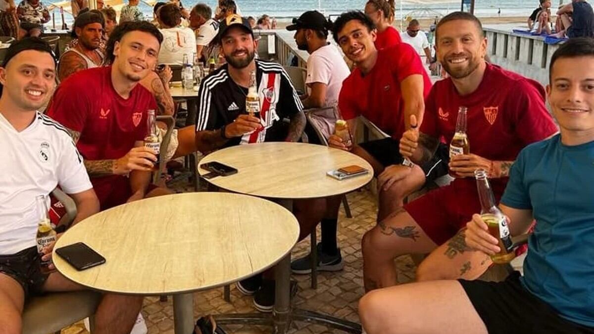 Los futbolistas lo invitaron a "tomar una birra".