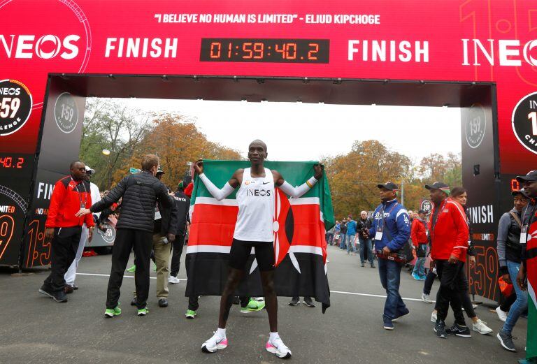 Eliud Kipchoge se convirtió en la primera persona en cruzar la mítica barrera de las dos horas en una maratón.