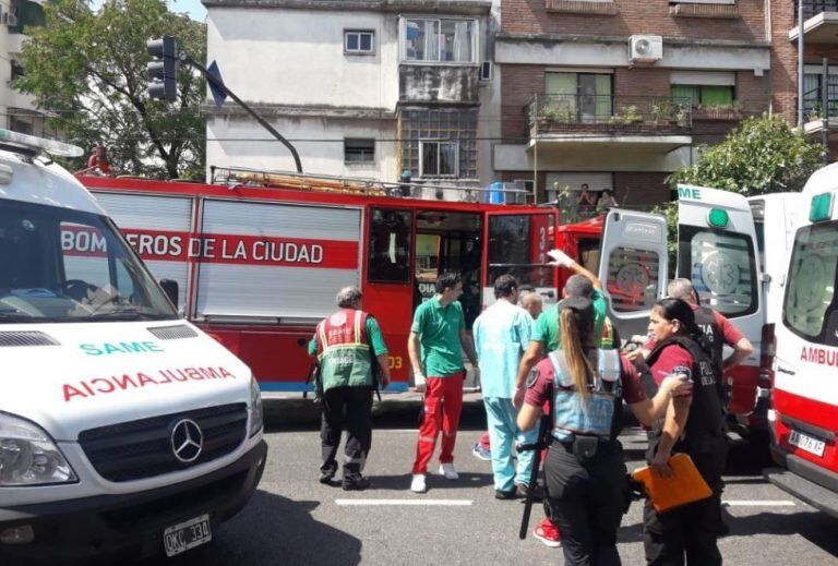 En el lugar trabajaron personal de Bomberos y Policía de la Ciudad junto al SAME. (Twitter)