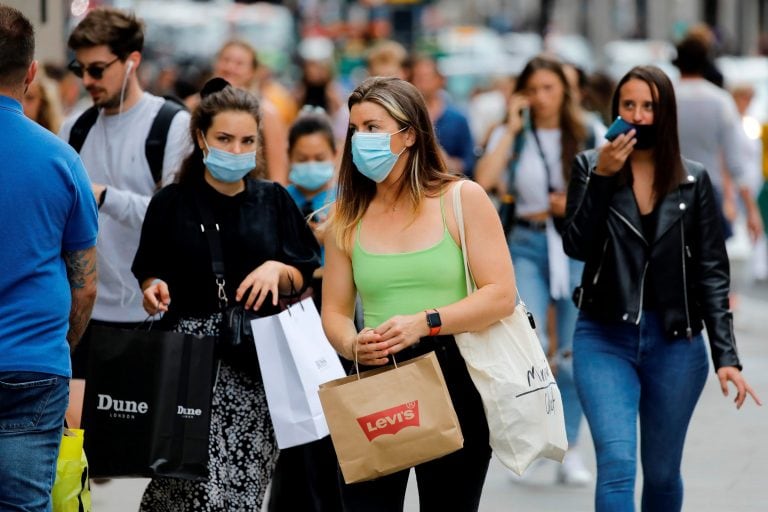 El uso de mascarillas ya es obligatorio en Inglaterra. (Foto: Tolga Akmen/AFP)