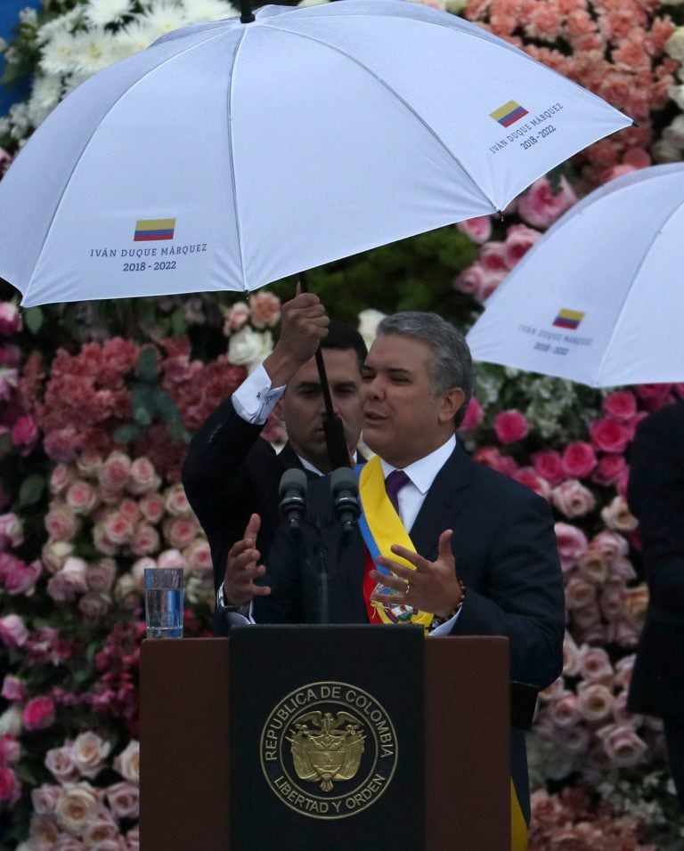 BOG387. BOGOTÁ (COLOMBIA), 07/08/2018.- El presidente de Colombia, Iván Duque, pronuncia un discurso luego de su investidura como nuevo jefe de Estado hoy, martes 7 de agosto de 2018, en la Plaza de Bolívar de Bogotá (Colombia). Iván Duque asume la presidencia del país para el periodo 2018-2022. EFE/Mauricio Dueñas Castañeda