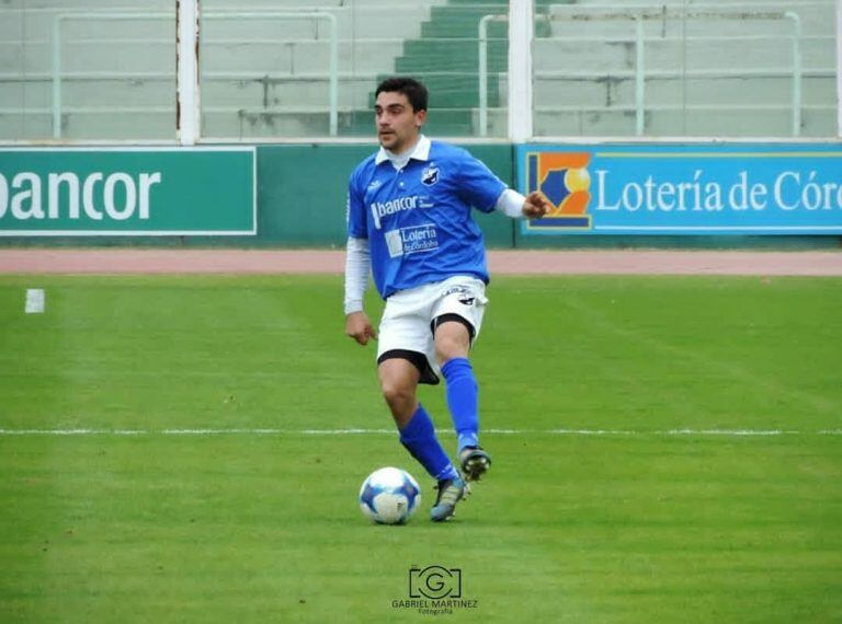 Walter Ferrero es lateral de Juniors y ayuda como PF en La Unión de Malvinas Argentinas