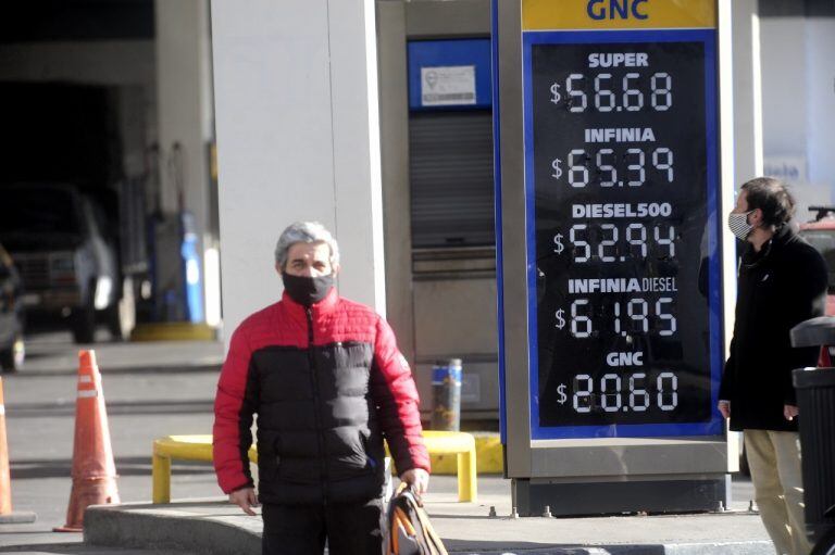 Desde este miércoles 19 de agosto de 2020 rigen los aumentos en combustibles que anunció YPF para todo el país. (Clarín)