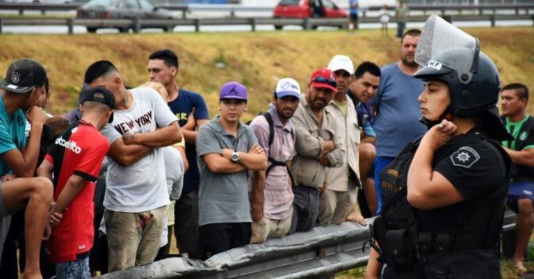 Volcó un camión cargado con carne y delincuentes intentaron arrasar con la mercadería (Darío Soldani)