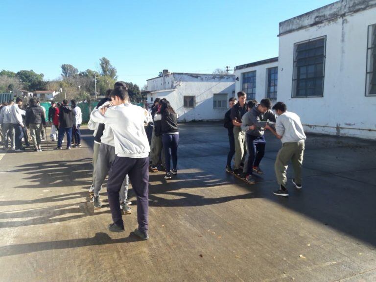 Alumnos del Instituto Agrotécnico Padre Domingo Viera, participando de actividades en la "Kermesse de Prevención".