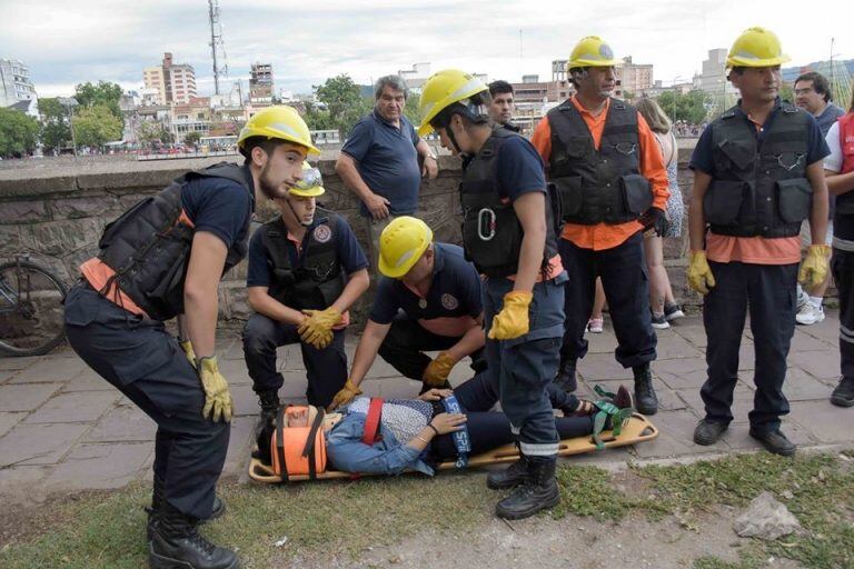 Del ejercicio participaron efectivos de Bomberos, Caballería, Unidad de Bicipolicías, personal de Defensa Civil, SAME, Seguridad Vial y de la Dirección de Tránsito de la Municipalidad de San Salvador de Jujuy.