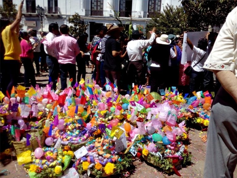 Las canastas que contienen una torta, uvas, duraznos y un zapallo.