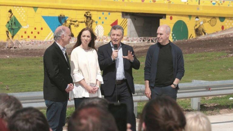 Macri durante inauguración del Puente Olímpico Ribera Sur, que une el barrio porteño de Villa Soldati con la localidad bonaerense de Lanús. (Foto: Diario Popular)