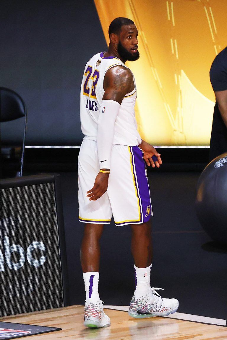 LeBron James sale para el vestuario antes de que finalice el partido (Kevin C. Cox/Getty Images/AFP)