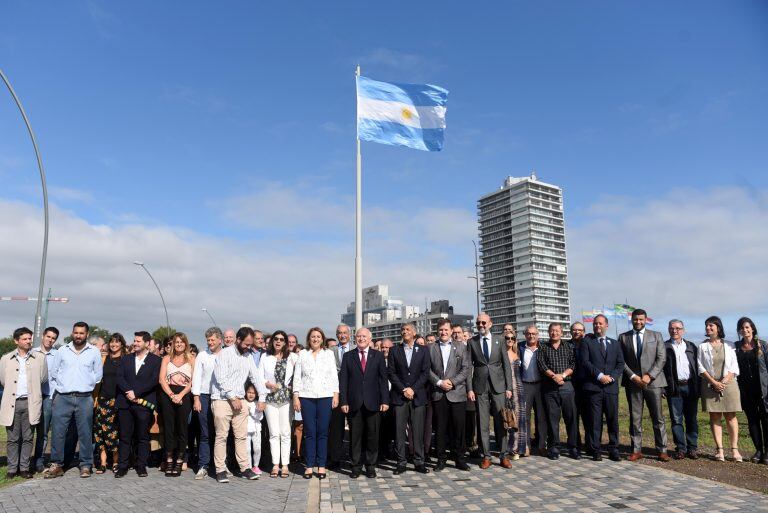 Se inauguró el primer mega mástil sobre la vera del río Paraná