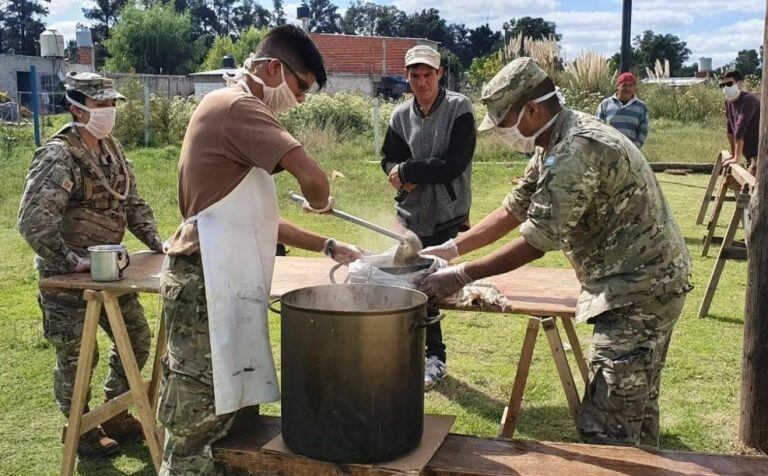 Las FF.AA. colaboran con la cocción y reparto de almuerzos. (Web)