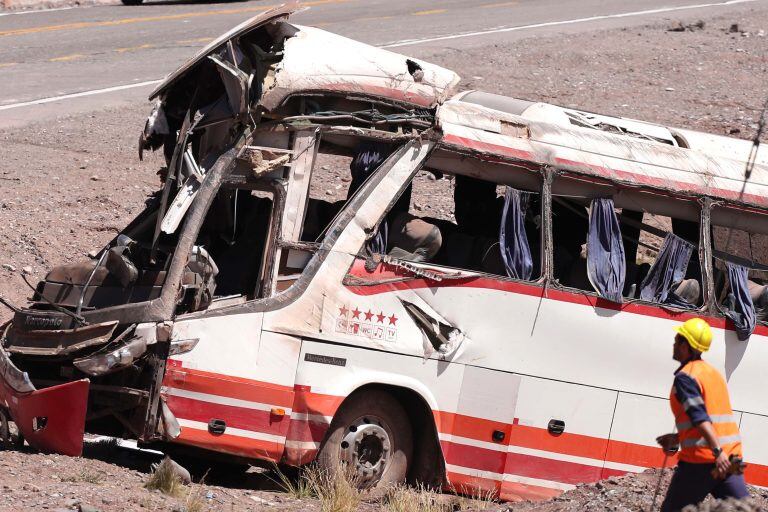 MENDOZA lAS cUEVAS aLTA MONTAÑA ACCIDENTE MICRO CHILENO QUE TRANSPORTABA JOVENES JUGADORES DEL CLUB COLO coLO  de lo boza accidente en la ruta 7 ruta de alta montaña que conecta Mendoza con Chile
TRES MUERTOS Y VARIOS HERIDOS 
A rescuer works at the scene after a bus carrying teenagers from a Chilean football school crashed into another bus on its way to Paraguay near Las Cuevas locality in the Argentine province of Mendoza, on February 2, 2018. 
At least three youngsters from the Chilean Colo-Colo Lo Boza football school, who where heading to Paraguay to take part in a competition, died in the accident, police reported. / AFP PHOTO / Marcelo RUIZ mendoza  accidente de un micro chileno que desbarranco tragedia vial omnibus volco vuelco y cayo a un barranco chicos muertos del club de futbol infantil chileno colo colo