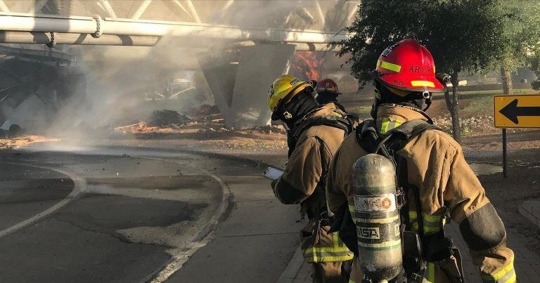 Los Bomberos combatieron el fuego. (EFE)