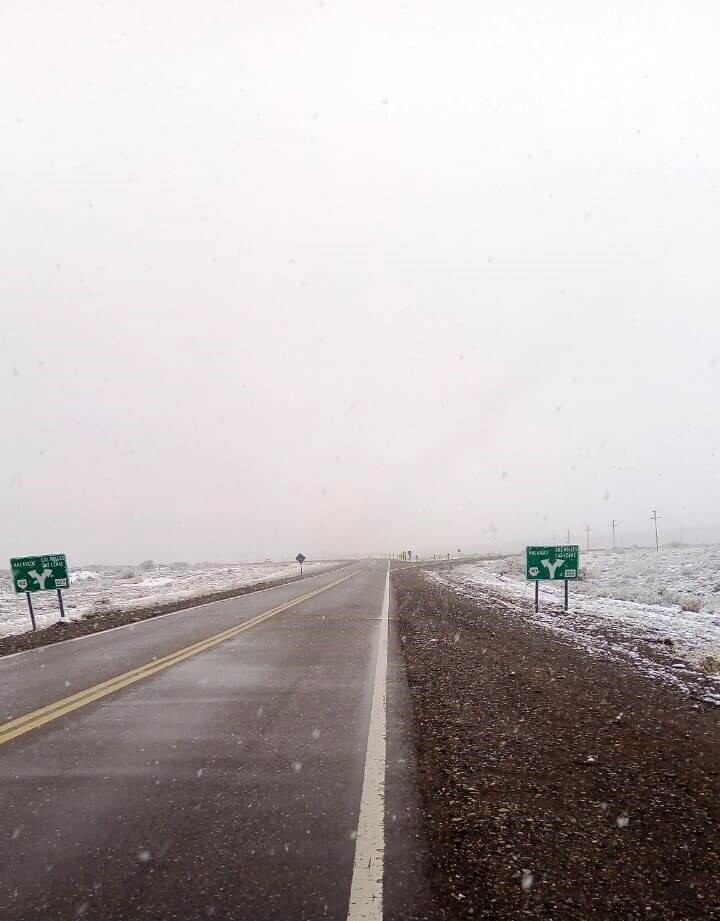 La jornada amaneció con una nevada en Malargüe y también en El Sosneado en San Rafael.