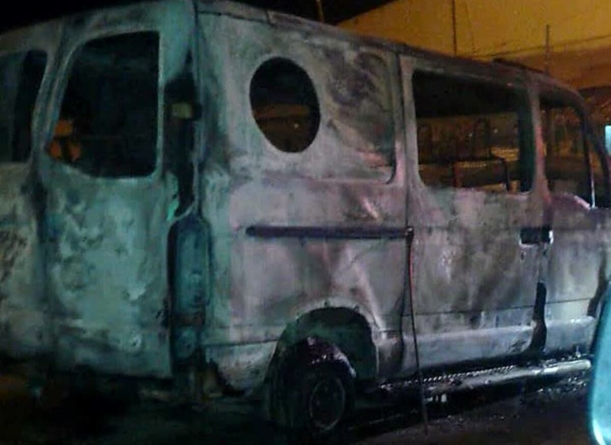 Se incendió por completo un utilitario y la explosión hizo estallar los vidrios de un local