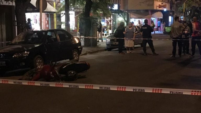 Chocó contra la puerta de un auto que abrieron cuando ella pasaba en su moto