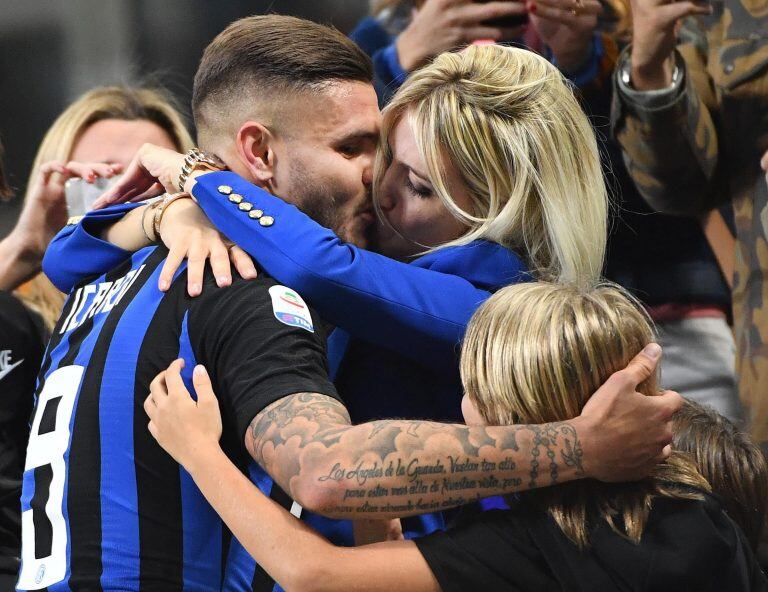 Apasionado beso de Wanda Nara y Mauro Icardi. Foto: EFE.