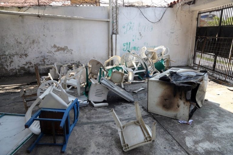 Fotografía de muebles destrozados en una sede del gubernamental Movimiento al Socialismo (MAS). El presidente Evo Morales calificó de golpistas a quienes atacan sedes del su partido, a los que acusó de estar pagados para conspirar contra la democracia en el país. EFE/Juan Carlos Torrejón