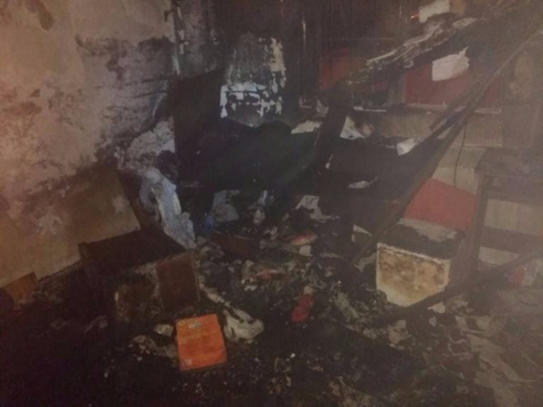 La vivienda quedó destruida por el fuego.