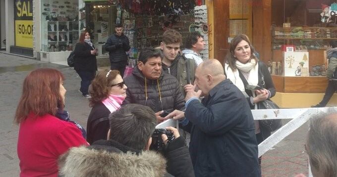 Carlos Arroyo, intendente de General Pueyrredon, en la Peatonal. Twitter/sebapiriz31