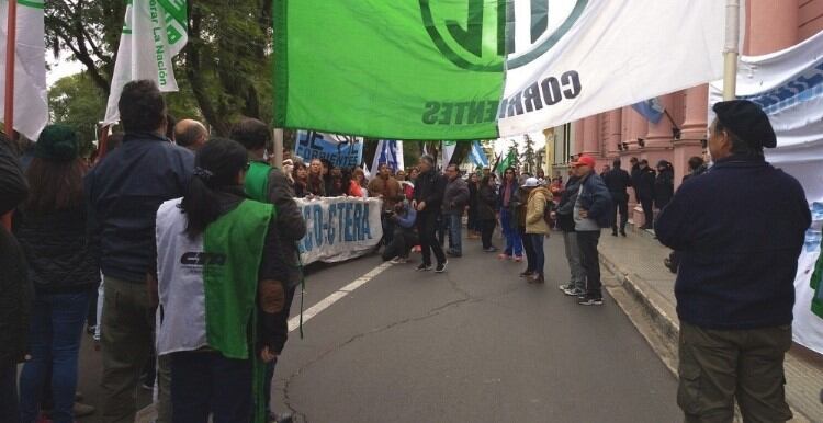 Los trabajadores de Corrientes marcharon frente a Casa de Gobierno. (Foto: Época)