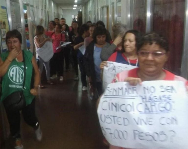 Trabajadoras piden por el pase a planta permanente.