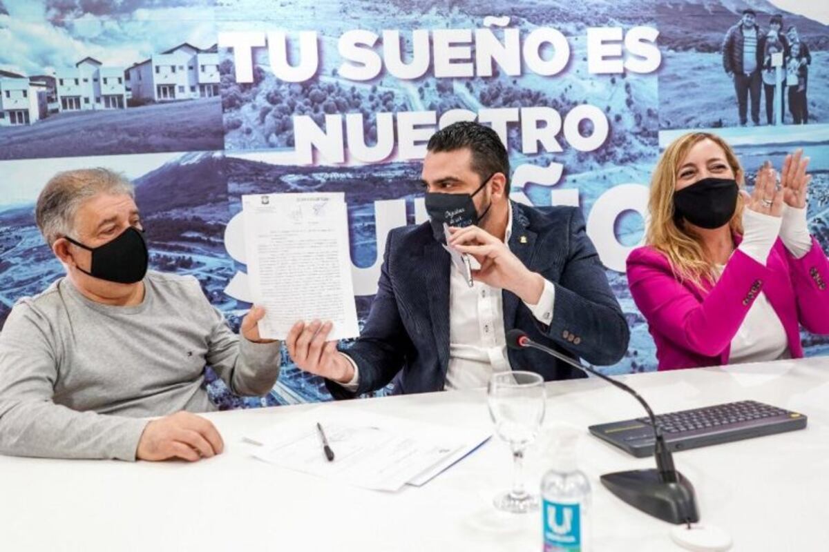 El Intendente Walter Vuoto hizo entrega del decreto de adjudicación del terreno al Tiro Federal "2 de abril"