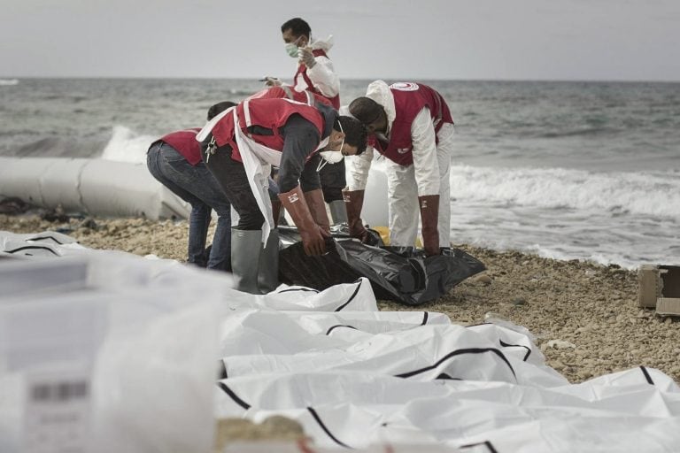 LIB05 AL ZAWIYA (LIBIA) 21/02/2017.- Fotografía facilitada por la Media Luna Roja libia que muestra a voluntarios durante las labores de retirada de docenas de cadáveres de refugiados que murieron ahogados y fueron arrastrados hasta la costa cerca de Al Z