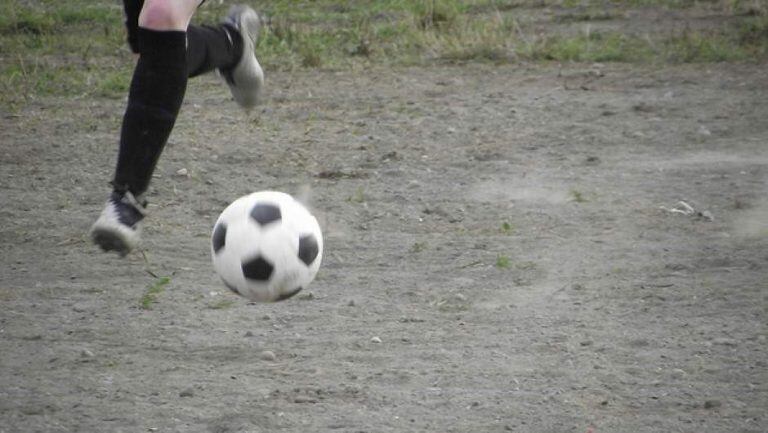 Jugando al fútbol. (web)