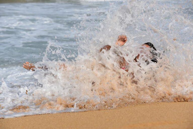 El divertido blooper de Floppy Tesouro en el medio de una sesión de fotos en el mar